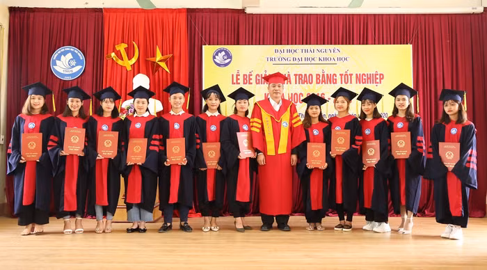 Trường Đại học Khoa học trao bằng tốt nghiệp cho tân sinh viên. ảnh: TL. Trường Đại học Khoa học trao bằng tốt nghiệp cho tân sinh viên. ảnh: TL.
