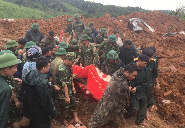 Các lực lượng đưa thi thể người bị nạn ra bên ngoài (Ảnh: TTXVN) Các lực lượng đưa thi thể người bị nạn ra bên ngoài (Ảnh: TTXVN)