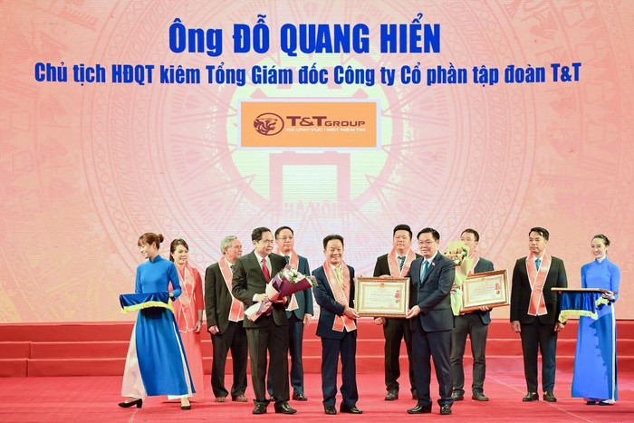 Doanh nhân Đỗ Quang Hiển luôn dành sự quan tâm tới những hoàn cảnh khó khăn, quan tâm đồng bào miền Trung đang hứng chịu bão lũ. Doanh nhân Đỗ Quang Hiển luôn dành sự quan tâm tới những hoàn cảnh khó khăn, quan tâm đồng bào miền Trung đang hứng chịu bão lũ.