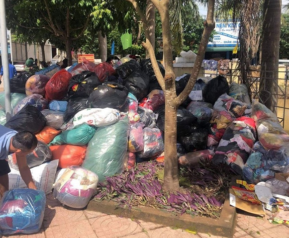 Quần áo chất đống do người dân không có nhu cầu nhận. Ảnh: Báo Quân đội Nhân dân. Quần áo chất đống do người dân không có nhu cầu nhận. Ảnh: Báo Quân đội Nhân dân.