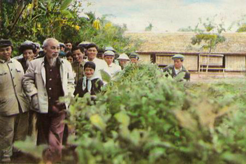 Bác Hồ về thăm làng Sen năm 1961 (Ảnh tư liệu). Bác Hồ về thăm làng Sen năm 1961 (Ảnh tư liệu).