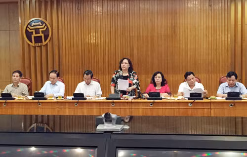 Bà Nguyễn Thị Bích Ngọc - Chủ tịch HĐND thành phố Hà Nội công bố kết quả bầu Đại biểu Hội đồng nhân dân Thành phố Hà Nội nhiệm kỳ 2016-2021. ảnh: hà nội mới.