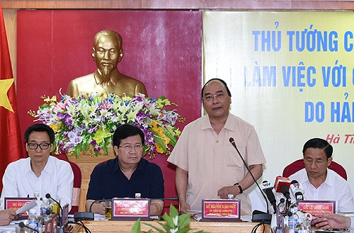 Thủ tướng Nguyễn Xuân Phúc yêu cầu bảo đảm đời sống cho ngư dân sau vụ hải sản chết hàng loạt. ảnh: VGP. Thủ tướng Nguyễn Xuân Phúc yêu cầu bảo đảm đời sống cho ngư dân sau vụ hải sản chết hàng loạt. ảnh: VGP.