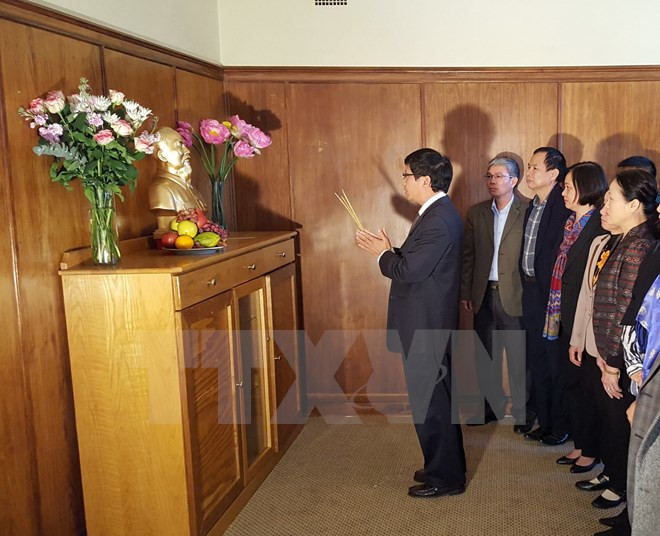 Dâng hương kỷ niệm 126 năm Ngày sinh Chủ tịch Hồ Chí Minh tại Nam Phi. (Nguồn: TTXVN) Dâng hương kỷ niệm 126 năm Ngày sinh Chủ tịch Hồ Chí Minh tại Nam Phi. (Nguồn: TTXVN)