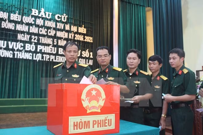 Lực lượng vũ trang tỉnh Gia Lai bỏ phiếu bầu cử. (Ảnh: Hoài Nam/TTXVN).