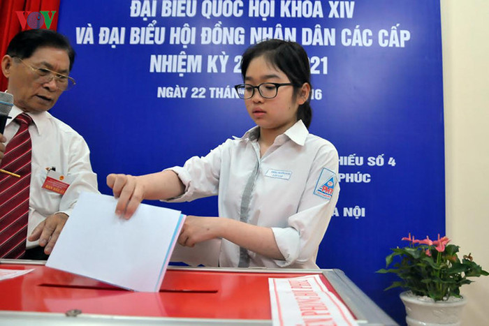 Nữ sinh Trung học phổ thông-công dân 18 tuổi lần đầu đi bầu cử