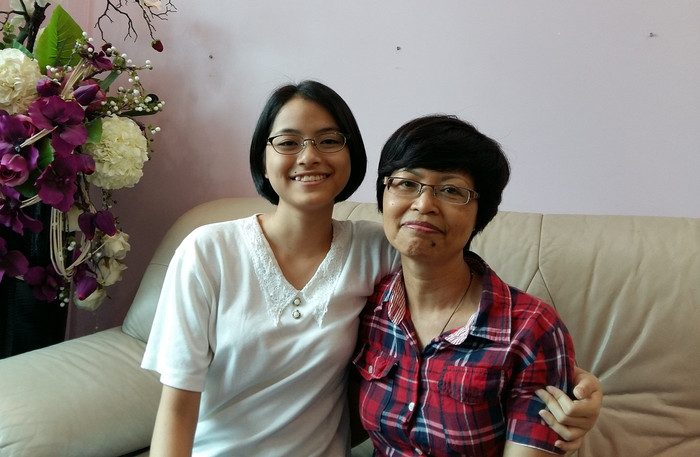Mẹ của Thu Phương là người đã động viên con gái không vào trường Ams, mà chọn học hệ quốc tế Trường Phổ thông Quốc tế Newton. ảnh: Ngọc Quang. Mẹ của Thu Phương là người đã động viên con gái không vào trường Ams, mà chọn học hệ quốc tế Trường Phổ thông Quốc tế Newton. ảnh: Ngọc Quang.