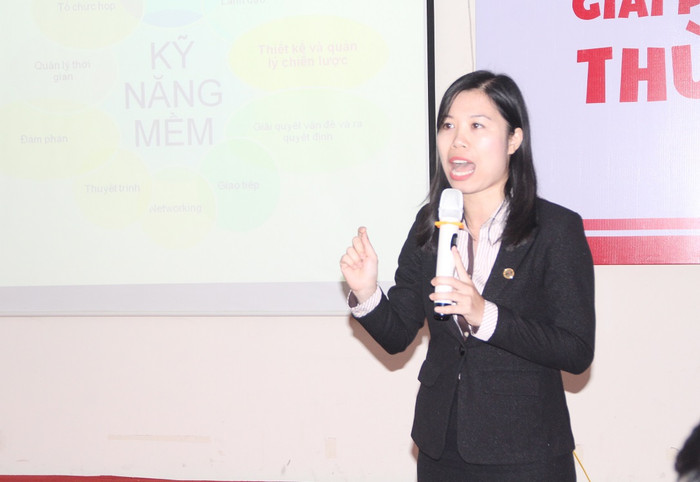 Bà Trần Thị Thúy Nga – Cố vấn nhân sự cấp cao của Công ty Misa chia sẻ những kỹ năng cần phải có đổi với mỗi cử nhân. ảnh: Ngọc Quang.