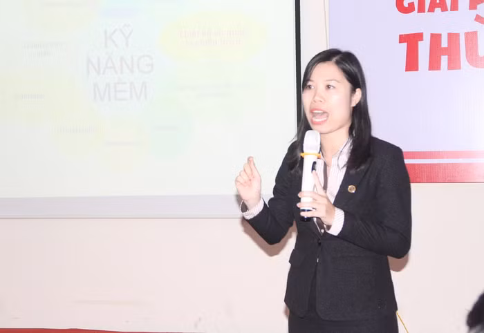 Bà Trần Thị Thúy Nga – Cố vấn nhân sự cấp cao của Công ty Misa chia sẻ những kỹ năng cần phải có đổi với mỗi cử nhân. ảnh: Ngọc Quang.