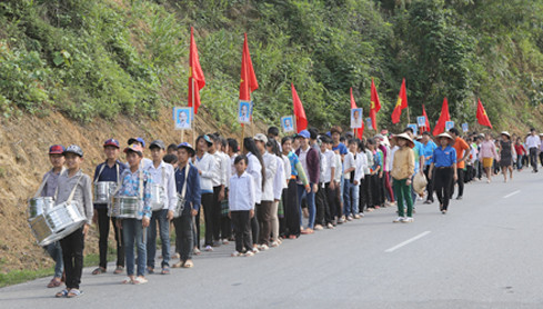 Hơn 200 học sinh trường Phổ thông dân tộc bán trú THCS Mường Mươn, huyện Mường Trà, tỉnh Điện Biên tham gia diễu hành tuyên truyền, cổ động công tác bầu cử. Hơn 200 học sinh trường Phổ thông dân tộc bán trú THCS Mường Mươn, huyện Mường Trà, tỉnh Điện Biên tham gia diễu hành tuyên truyền, cổ động công tác bầu cử.