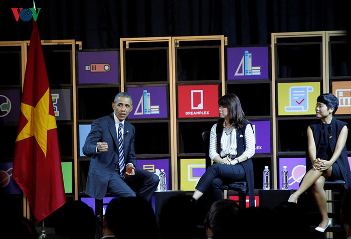 Sau đó, Tổng thống Obama đã có cuộc trò chuyện với 3 doanh nhân trẻ là Hằng Đỗ - Phó Giám đốc Tập đoàn bán lẻ Seedcom, Lê Hoàng Uyên Vy - Giám đốc quản lý của Adayroi.com và Khoa Phạm - Giám đốc Pháp lý và hoạt động doanh nghiệp thuộc nhóm lãnh đạo cao cấp của Microsoft Việt Nam.