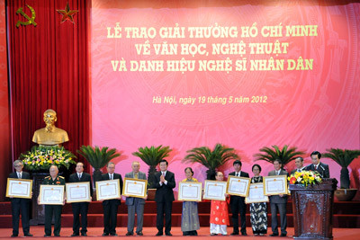 Chủ tịch nước Trương Tấn Sang trao tặng giải thưởng Hồ Chí Minh về văn học nghệ thuật và danh hiệu nghệ sĩ nhân dân. ảnh: VGP. Chủ tịch nước Trương Tấn Sang trao tặng giải thưởng Hồ Chí Minh về văn học nghệ thuật và danh hiệu nghệ sĩ nhân dân. ảnh: VGP.