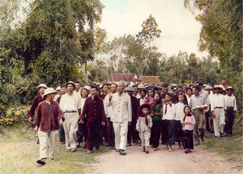 Bác Hồ về thăm quê hương lần thứ nhất, năm 1957 (Ảnh tư liệu). Bác Hồ về thăm quê hương lần thứ nhất, năm 1957 (Ảnh tư liệu).