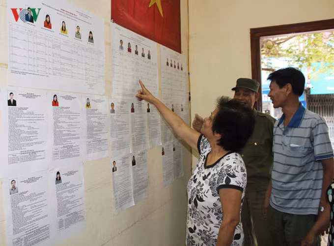 Cử tri nghiên cứu danh sách ứng cử viên để lựa chọn ra những đại biểu ưu tú nhất vào Quốc hội và HĐND các cấp.