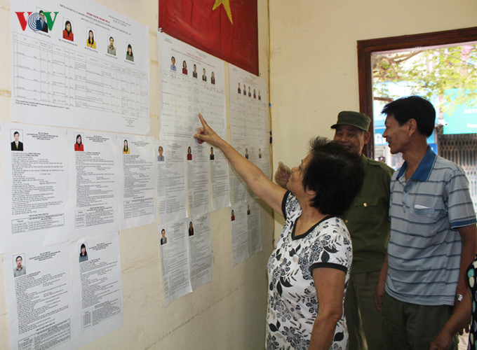 Cử tri nghiên cứu danh sách ứng cử viên để lựa chọn ra những đại biểu ưu tú nhất vào Quốc hội và HĐND các cấp. Cử tri nghiên cứu danh sách ứng cử viên để lựa chọn ra những đại biểu ưu tú nhất vào Quốc hội và HĐND các cấp.