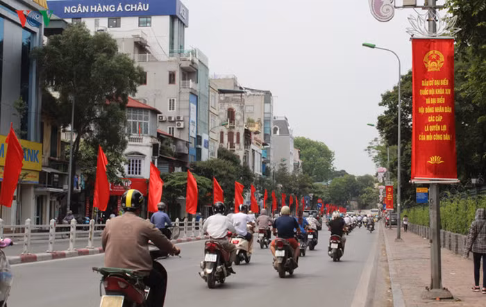 Băng rôn dọc được treo trên các đèn chiếu sáng đã được hoàn thiện trên phố Nguyễn Thái Học.