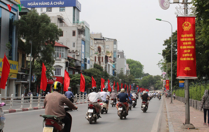 Băng rôn dọc được treo trên các đèn chiếu sáng đã được hoàn thiện trên phố Nguyễn Thái Học. Băng rôn dọc được treo trên các đèn chiếu sáng đã được hoàn thiện trên phố Nguyễn Thái Học.