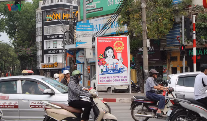 Những tấm pano cổ động lớn cùng với những dòng khẩu hiệu khích lệ người dân thực hiện quyền công dân trong ngày bầu cử được dựng tại ngã ba đường, thuận lợi cho người dân dễ nhìn, dễ tìm hiểu.