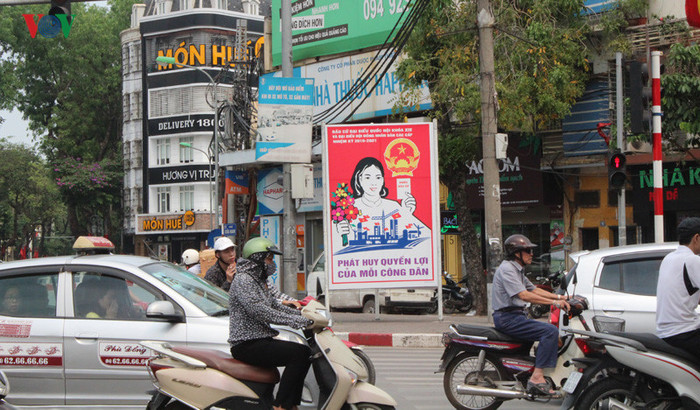 Những tấm pano cổ động lớn cùng với những dòng khẩu hiệu khích lệ người dân thực hiện quyền công dân trong ngày bầu cử được dựng tại ngã ba đường, thuận lợi cho người dân dễ nhìn, dễ tìm hiểu. Những tấm pano cổ động lớn cùng với những dòng khẩu hiệu khích lệ người dân thực hiện quyền công dân trong ngày bầu cử được dựng tại ngã ba đường, thuận lợi cho người dân dễ nhìn, dễ tìm hiểu.