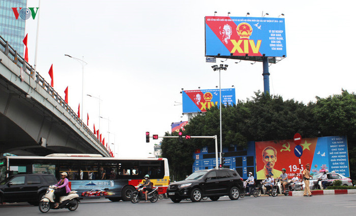 Đường phố tràn ngập màu đỏ của cờ, băng rôn, áp phích tuyên truyền về ngày bầu cử 22/5/2016. Đường phố tràn ngập màu đỏ của cờ, băng rôn, áp phích tuyên truyền về ngày bầu cử 22/5/2016.
