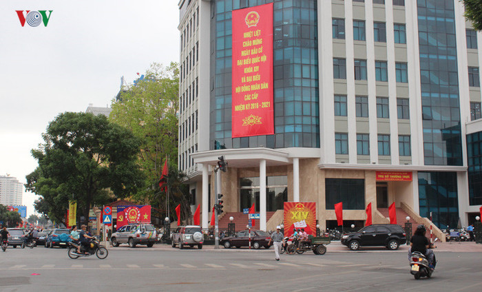 Trước cổng UBND quận Ba Đình được trang hoàng rực rỡ tạo không khí phấn khởi để ngày bầu cử 22/5 thực sự là ngày hội toàn dân Trước cổng UBND quận Ba Đình được trang hoàng rực rỡ tạo không khí phấn khởi để ngày bầu cử 22/5 thực sự là ngày hội toàn dân