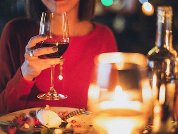 Rượu có rất nhiều tác động tiêu cực đến sữa mẹ (Ảnh: theo boldsky). Rượu có rất nhiều tác động tiêu cực đến sữa mẹ (Ảnh: theo boldsky).