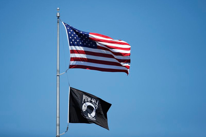 Lá cờ Mỹ và lá cờ đen của POW/MIA (Ảnh: tác giả cung cấp). Lá cờ Mỹ và lá cờ đen của POW/MIA (Ảnh: tác giả cung cấp).