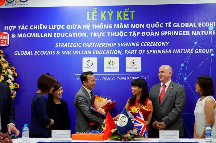 Lãnh đạo 2 doanh nghiệp chúc mừng Lễ ký kết hợp tác chiến lược thành công. Lãnh đạo 2 doanh nghiệp chúc mừng Lễ ký kết hợp tác chiến lược thành công.