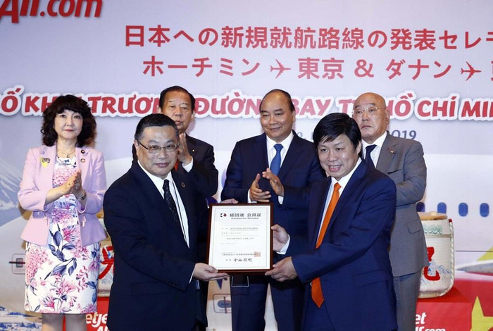 Đại diện Keidanren trao Chứng nhận thành viên cho đại diện lãnh đạo Vietjet trước sự chứng kiến của đại diện chính phủ hai nước. Đại diện Keidanren trao Chứng nhận thành viên cho đại diện lãnh đạo Vietjet trước sự chứng kiến của đại diện chính phủ hai nước.