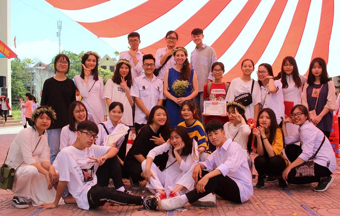 Mộc mạc, giản dị là những điều dễ nhận thấy khi tiếp xúc với Phạm Ngọc Quỳnh (đứng giữa, áo đỏ cầm giấy khen). Ảnh: NQ Mộc mạc, giản dị là những điều dễ nhận thấy khi tiếp xúc với Phạm Ngọc Quỳnh (đứng giữa, áo đỏ cầm giấy khen). Ảnh: NQ