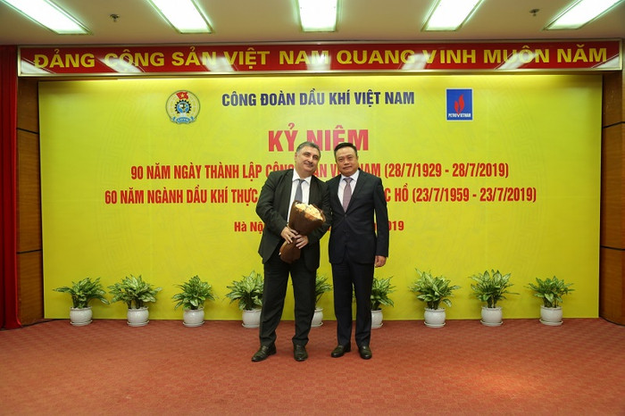 Chủ tịch Hội đồng thành viên PVN - ông Trần Sỹ Thanh tặng hoa cho Đại biện Đại sứ quán Azerbaijan tại Việt Nam Tamerlan Khalilov. Chủ tịch Hội đồng thành viên PVN - ông Trần Sỹ Thanh tặng hoa cho Đại biện Đại sứ quán Azerbaijan tại Việt Nam Tamerlan Khalilov.