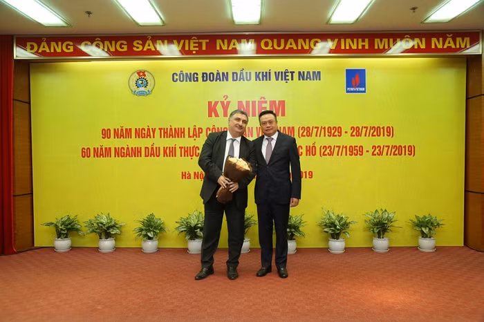 Chủ tịch Hội đồng thành viên PVN - ông Trần Sỹ Thanh tặng hoa cho Đại biện Đại sứ quán Azerbaijan tại Việt Nam Tamerlan Khalilov. Chủ tịch Hội đồng thành viên PVN - ông Trần Sỹ Thanh tặng hoa cho Đại biện Đại sứ quán Azerbaijan tại Việt Nam Tamerlan Khalilov.