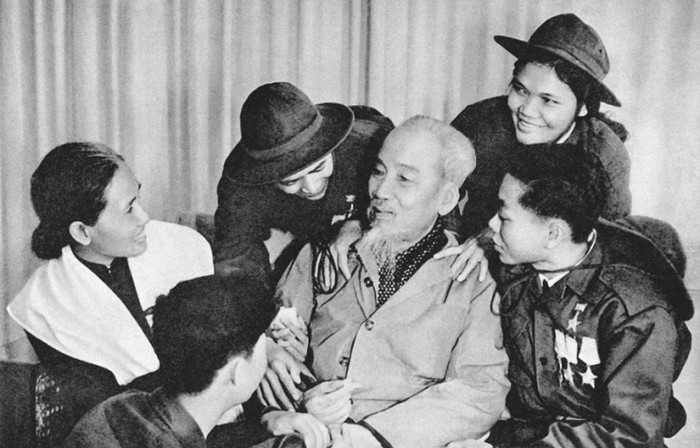Chủ tịch Hồ Chí Minh với các anh hùng, chiến sĩ miền Nam ra thăm miền Bắc (28/2/1969). Ảnh tư liệu: hochiminh.vn Chủ tịch Hồ Chí Minh với các anh hùng, chiến sĩ miền Nam ra thăm miền Bắc (28/2/1969). Ảnh tư liệu: hochiminh.vn