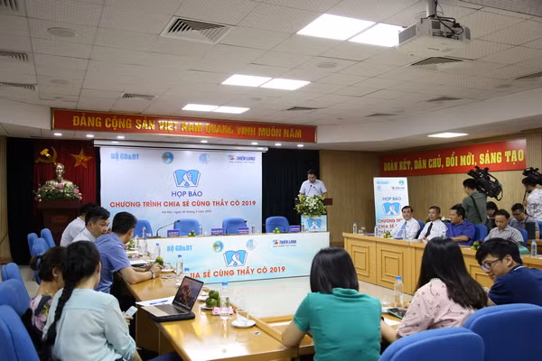 Chương trình “Chia sẻ cùng thầy cô” năm 2019 sẽ nhận hồ sơ xét tuyên dương từ ngày 25/7/2019 đến hết ngày 25/9/2019. Ảnh minh họa: doanthanhnien.vn