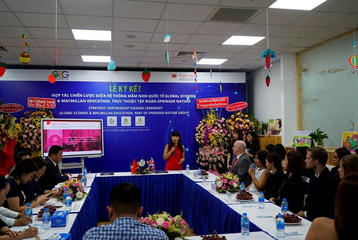 Bà Hồ Hạc Bảo Quyên - Trưởng đại diện Macmillan Education tại Việt Nam phát biểu tại buổi lễ. Bà Hồ Hạc Bảo Quyên - Trưởng đại diện Macmillan Education tại Việt Nam phát biểu tại buổi lễ.