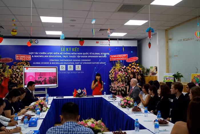 Bà Hồ Hạc Bảo Quyên - Trưởng đại diện Macmillan Education tại Việt Nam phát biểu tại buổi lễ.