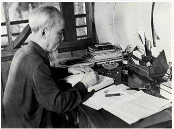 Bác Hồ luôn dành sự quan tâm đặc biệt tới đời sống vật chất và tinh thần cho thương binh, bệnh binh, người có công và các gia đình liệt sĩ (Ảnh minh họa: ditichhochiminhphuchutich.gov.vn).