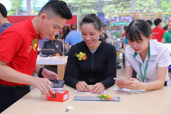 Khách hàng được tư vấn dịch vụ trả góp 0% lãi suất tại VinPro. Khách hàng được tư vấn dịch vụ trả góp 0% lãi suất tại VinPro.