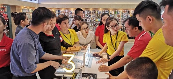 Khách hàng trải nghiệm và lắng nghe tư vấn về sản phẩm công nghệ. Khách hàng trải nghiệm và lắng nghe tư vấn về sản phẩm công nghệ.