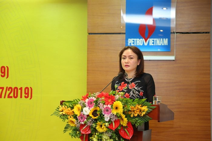 Chủ tịch Công đoàn Dầu khí Việt Nam - bà Nghiêm Thùy Lan phát biểu khai mạc Lễ kỷ niệm. Chủ tịch Công đoàn Dầu khí Việt Nam - bà Nghiêm Thùy Lan phát biểu khai mạc Lễ kỷ niệm.