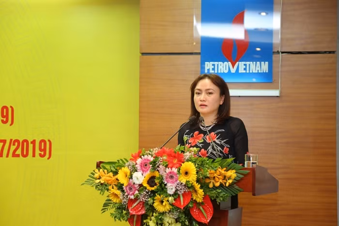 Chủ tịch Công đoàn Dầu khí Việt Nam - bà Nghiêm Thùy Lan phát biểu khai mạc Lễ kỷ niệm. Chủ tịch Công đoàn Dầu khí Việt Nam - bà Nghiêm Thùy Lan phát biểu khai mạc Lễ kỷ niệm.