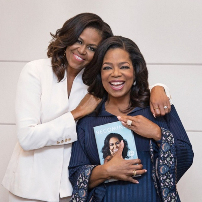 Đệ nhất Phu nhân Hoa Kỳ Michelle Obama cùng nữ hoàng truyền thông Oprah Winfrey. Đệ nhất Phu nhân Hoa Kỳ Michelle Obama cùng nữ hoàng truyền thông Oprah Winfrey.