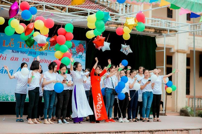 Cô Nguyễn Thị Hiền và tập thể 12A4 trong Lễ tri ân và trưởng thành năm học 2018-2019. Cô Nguyễn Thị Hiền và tập thể 12A4 trong Lễ tri ân và trưởng thành năm học 2018-2019.