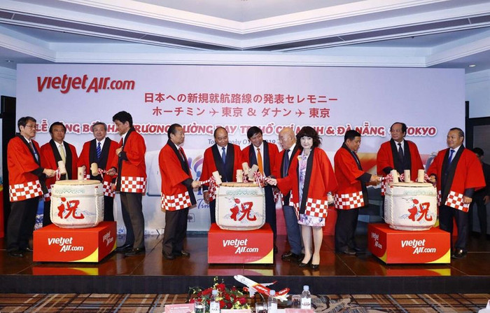 Lãnh đạo cấp cao Việt Nam và Nhật Bản cùng lãnh đạo Vietjet thực hiện nghi thức công bố đường bay mới. Lãnh đạo cấp cao Việt Nam và Nhật Bản cùng lãnh đạo Vietjet thực hiện nghi thức công bố đường bay mới.