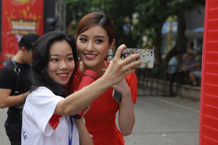 Giới trẻ sẽ tha hồ được quẩy tưng và check in cùng các thần tượng của mình tại Lễ hội Phố Hàng Nóng. Giới trẻ sẽ tha hồ được quẩy tưng và check in cùng các thần tượng của mình tại Lễ hội Phố Hàng Nóng.