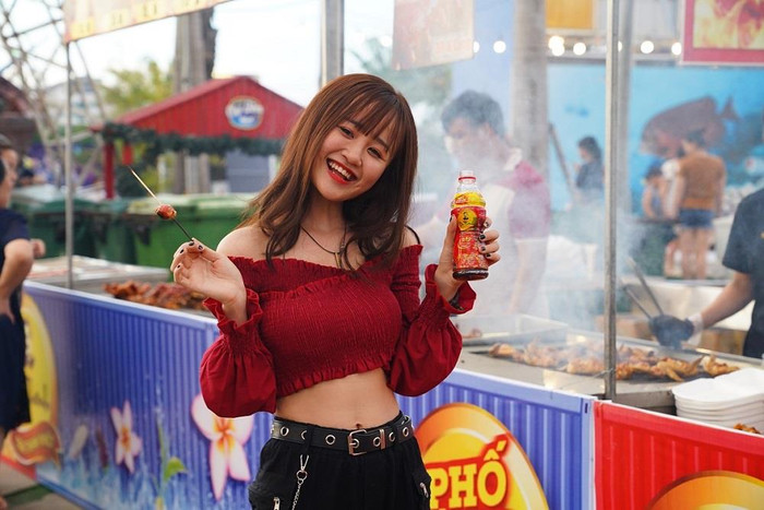 Các bạn trẻ là công nhân, sinh viên, học sinh ngoại thành Thành phố Hồ Chí Minh sẽ lần đầu tiên được chìm đắm trong không gian ẩm thực, âm nhạc “nóng nhất” hè 2019. Các bạn trẻ là công nhân, sinh viên, học sinh ngoại thành Thành phố Hồ Chí Minh sẽ lần đầu tiên được chìm đắm trong không gian ẩm thực, âm nhạc “nóng nhất” hè 2019.