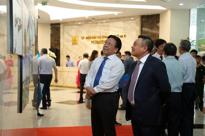 Các đại biểu tham quan triển lãm.