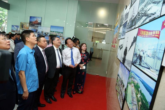 Các đại biểu tham quan triển lãm.