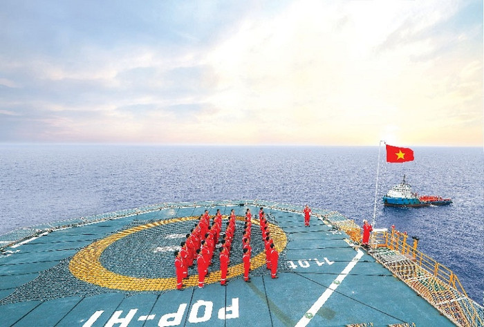 Chào cờ trên giàn khoan.