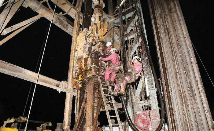 Giải quyết sự cố trên giàn khoan.